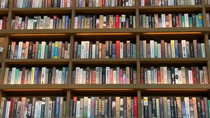 杭州茑屋书店书柜上部摆满装饰书:为了美观,顾客反正拿不到