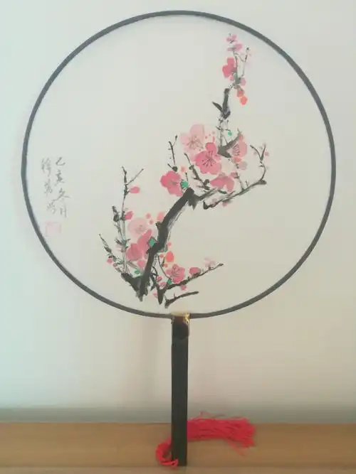 一花一世界,弄彩团扇中