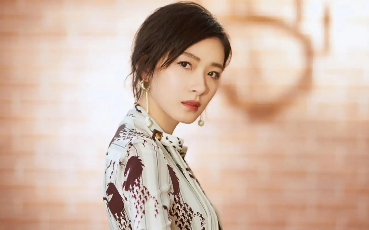 万茜优雅迷人写真图片桌面壁纸