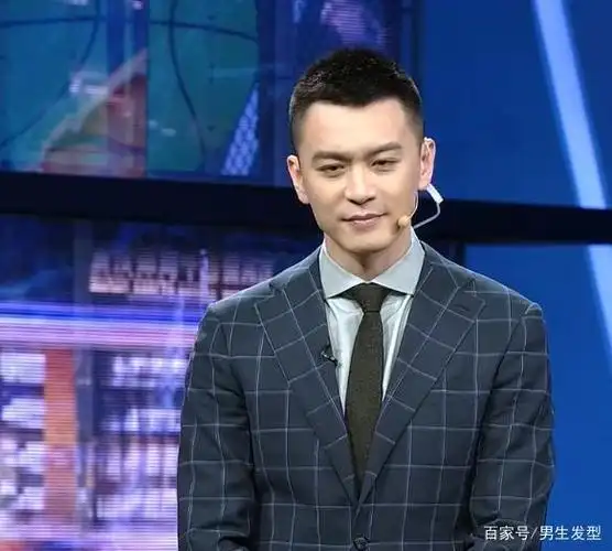 杨鸣"寸头"发型man性十足,亮相篮球公园,不愧是男篮第一帅哥