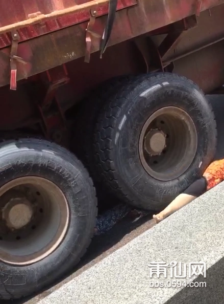 枫亭有个老龄麻被大货车碾压血肉模糊