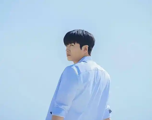 他被称韩国演艺圈现实版继承者,拥有王子般长相与家世_朴炯植_身材_韩