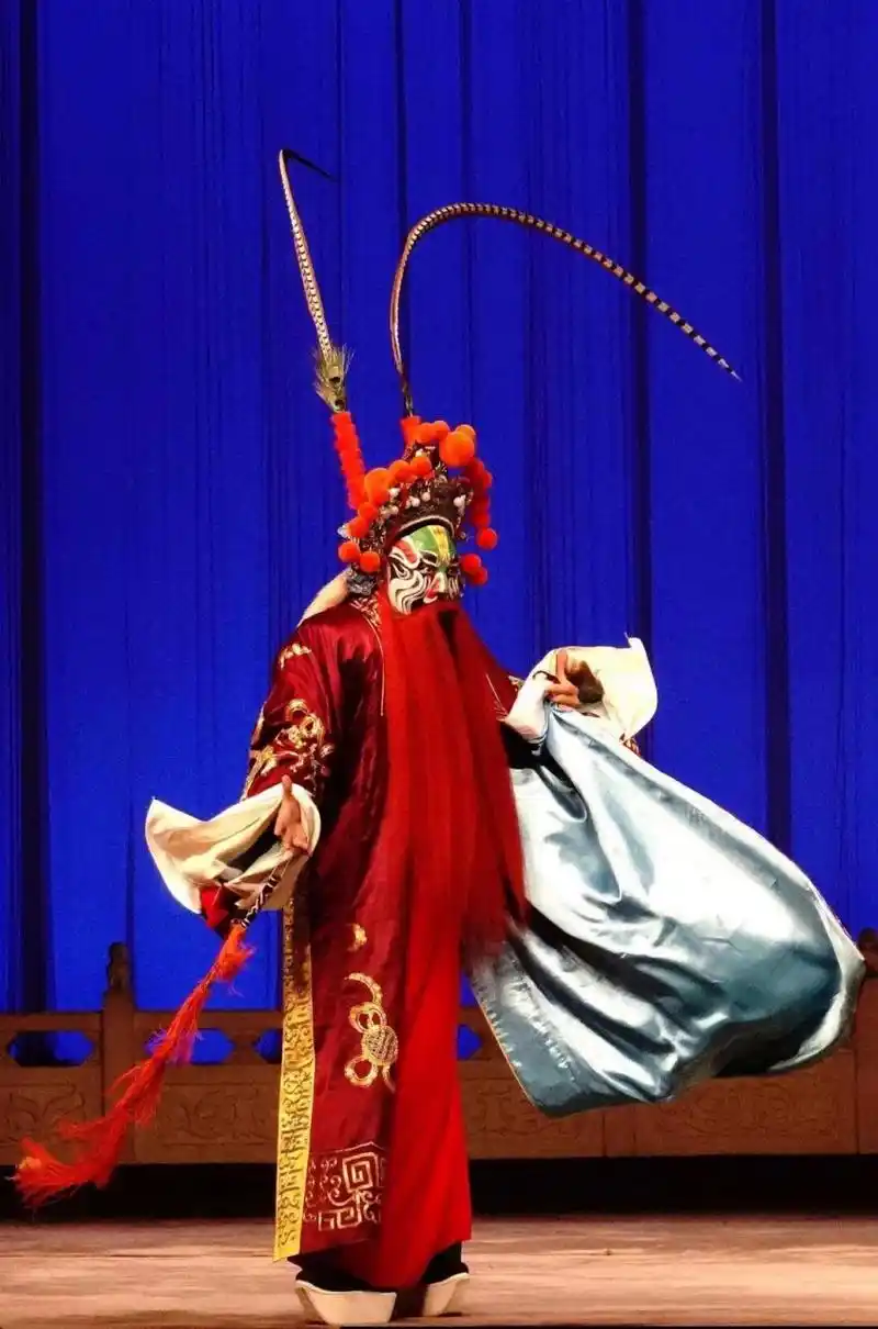 脸谱  净角,又称"花脸",是京剧中的重要行当之一