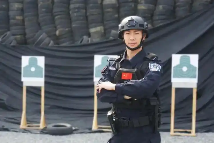 网络媒体新春走基层这个来自福建的特警躲进装甲车给父母拜年