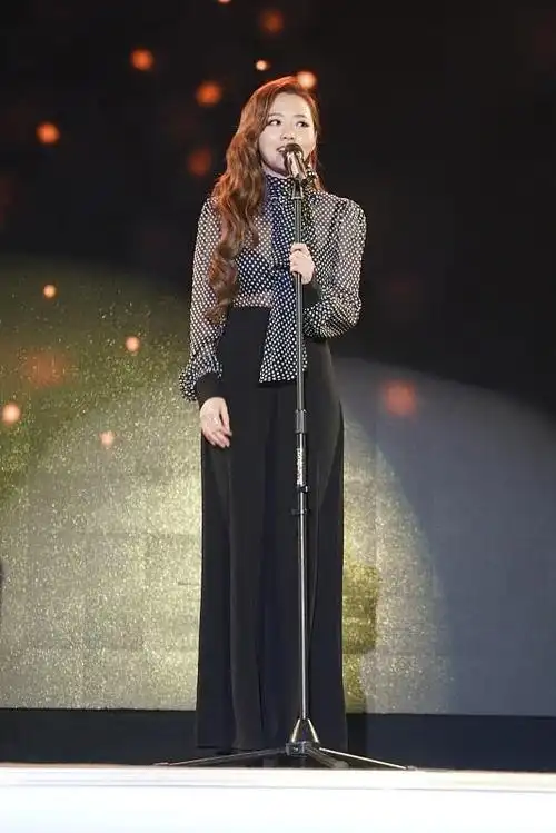 张靓颖真是肉眼可见的胖了,不过一身全黑look真时尚,微胖也很美