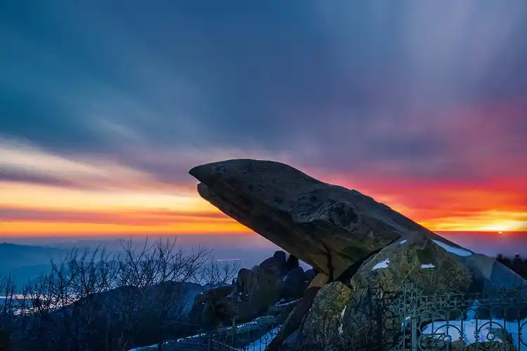 泰山日出,以拱北石为前景