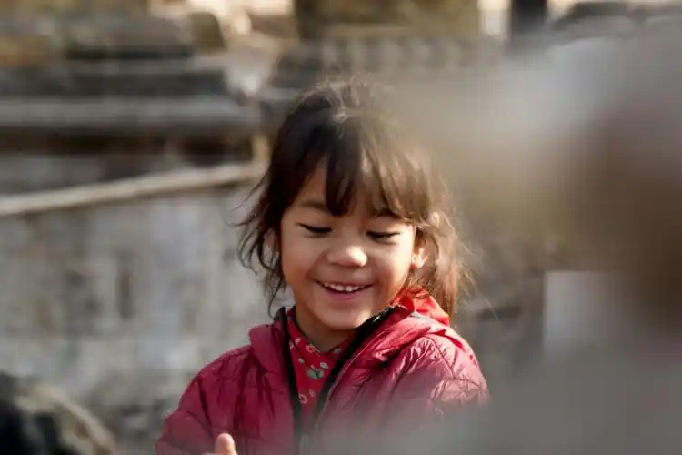 斯瓦杨布纳寺所见(虔诚的小女孩)