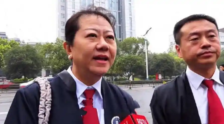 李铁被关后头发花白,判罚悬念曝光,律师发声一针见血,妻子振奋_龙菲