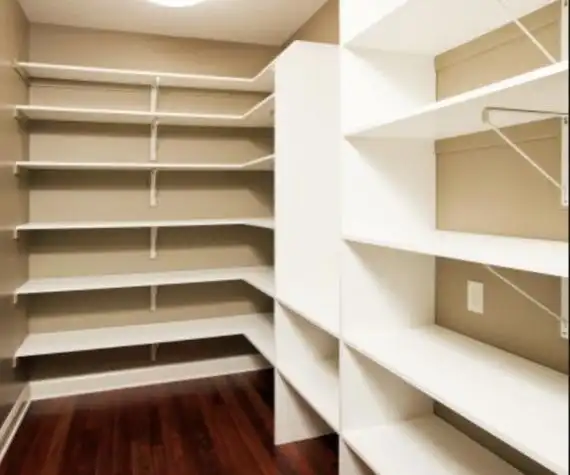 1.根据空间大小,设计进人.一般会做成u型或者l型的储物柜.