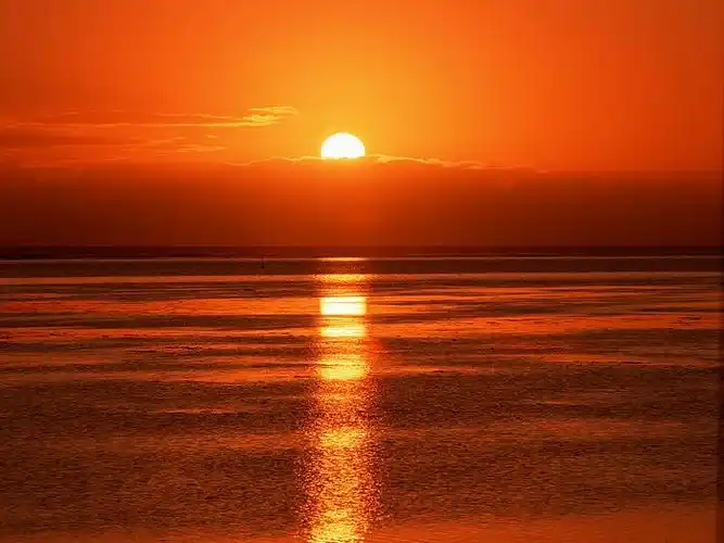 梦幻浪漫的爱之岛:大溪地壁纸第二辑 - 红色夕阳映照在海面上图片壁纸