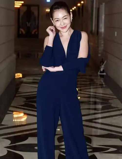 小s真放得开,穿紧身背心配短裤秀魔鬼身材,158身高太真实