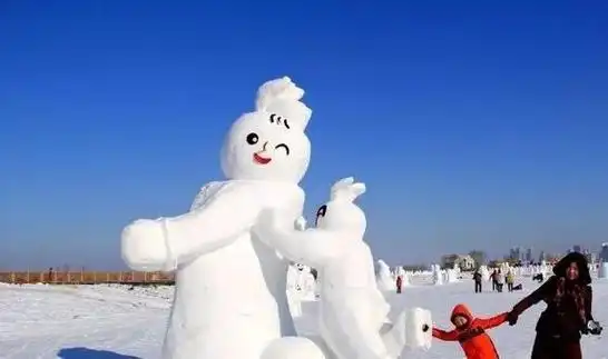 哈尔滨外滩赏冰乐雪园内有2018个雪人 最大的高20米