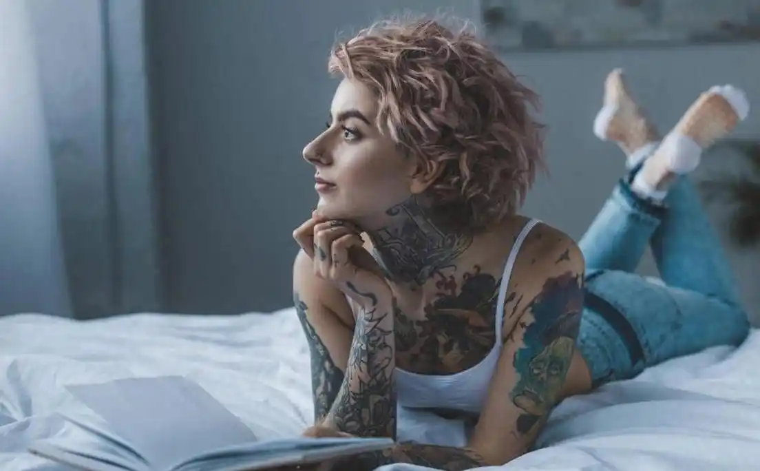 女子通体纹身,相亲8次失败8次,躲角落流泪,网友:洗不掉的污点