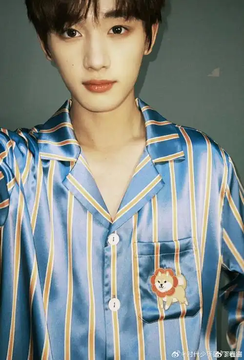 丁程鑫黄蓝条纹睡衣##丁程鑫的睡衣上有只小狗