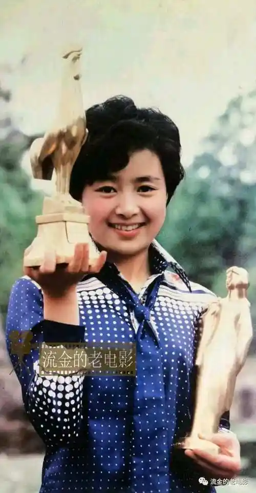 1981年成为中国电影史上第一位同年连获四冠的演