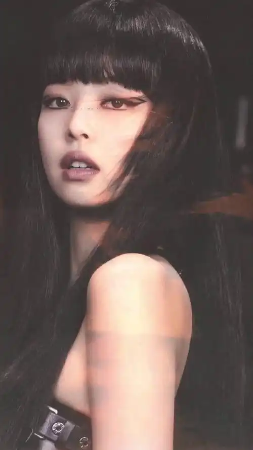 jennie黑长直齐刘海造型 jennie暗黑风造型 又美又酷的妮~[太阳]