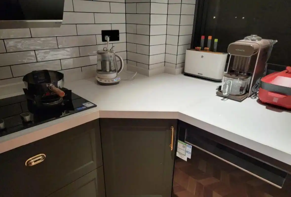 在设计钻石柜门板尺寸时,主要需要考虑以下几个因素:1.