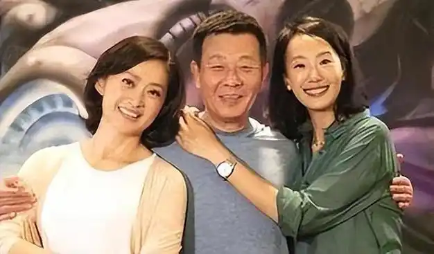 经常在一起出席活动,两位妻子还情同姐妹,在寇世勋中风住院的时候