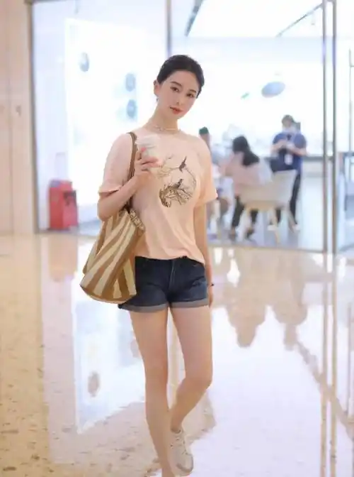 47岁左小青科技美后大回春!穿粉色t恤嫩似水蜜桃,只是有点认不出!