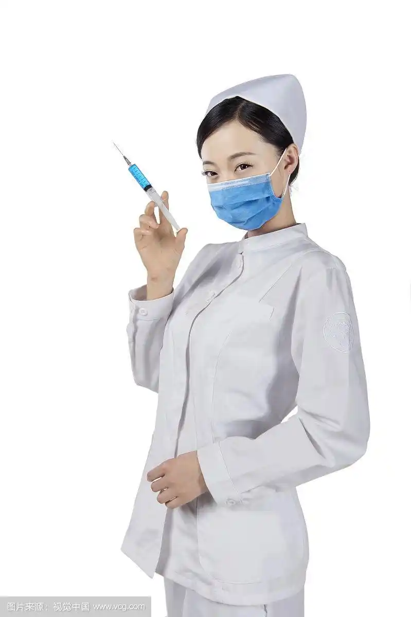 拿注射器戴口罩的护士