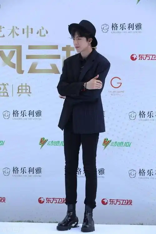 谁还没有看过刘宇宁的大长腿一步两台阶步子小了走路不得劲