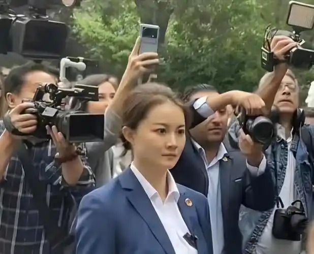 叙利亚夫人的女保镖严月霞走红网络,身材苗条英姿飒爽 - 热点频道