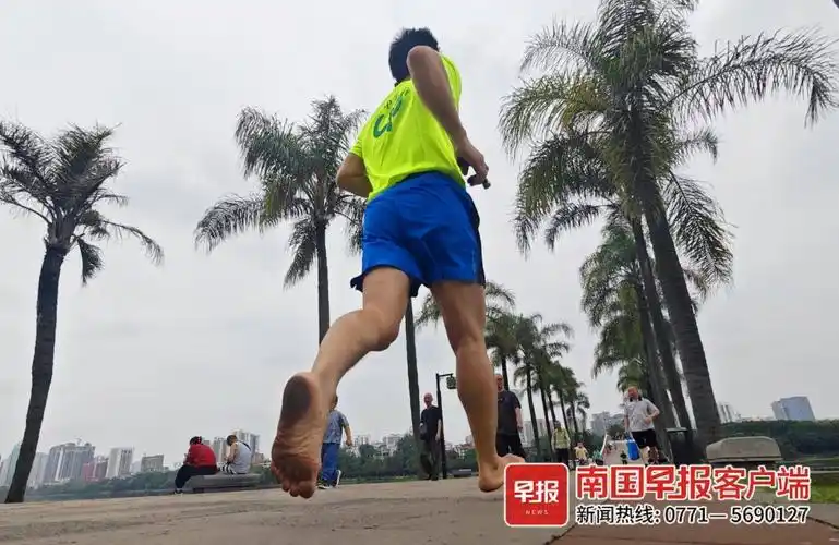 和建人赤脚锻炼,练出"铁脚板".