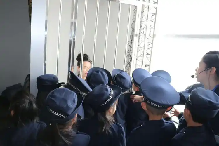 一群小警察在审讯犯人