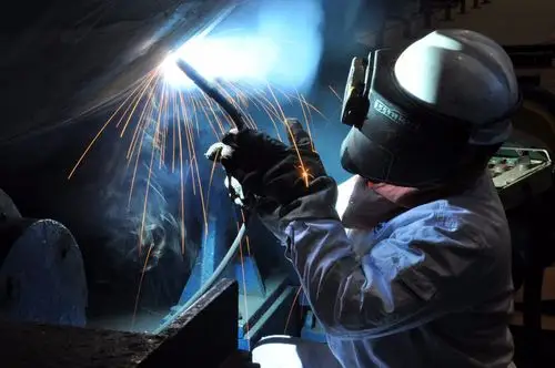 实拍 腊月二十坚守船厂一线电焊工 日薪280 其中一张图他们最关心