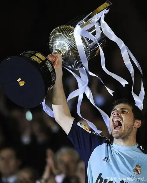 足坛再无圣卡西,回忆卡西利亚斯职业生涯的捧杯时刻