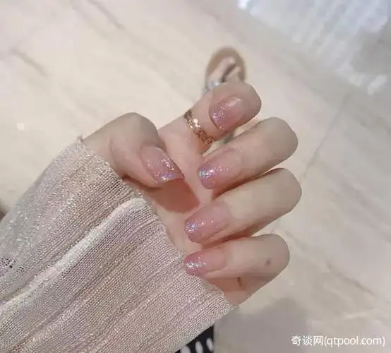 优雅浪漫渐变美甲指尖温柔显气质