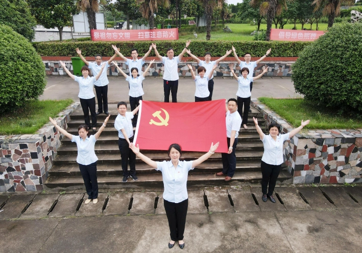 安徽:蚌埠市平山公墓管理所党支部开展"我与党旗合影"党日活动_腾讯新