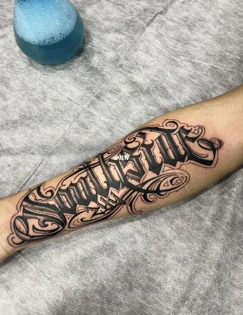 花体字小臂内侧纹身