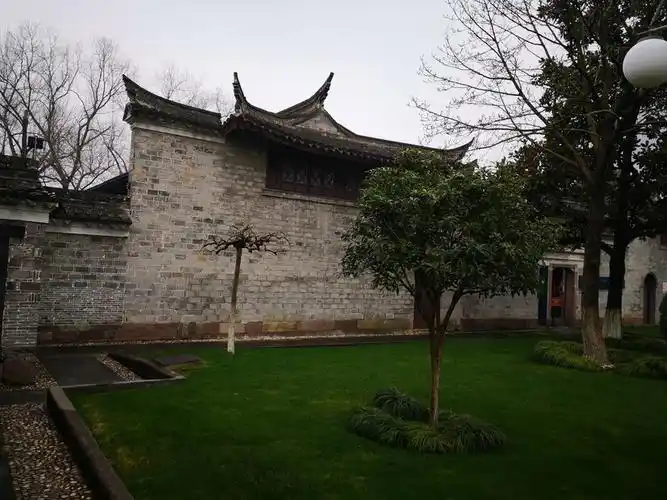 在风景秀丽的中山广场内,明末浙东抗清名将张苍水故居静静伫立在 广场