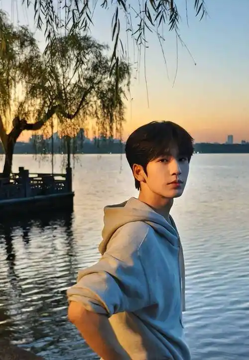 张凌赫的励志蜕变之旅_演艺圈_身高_网络