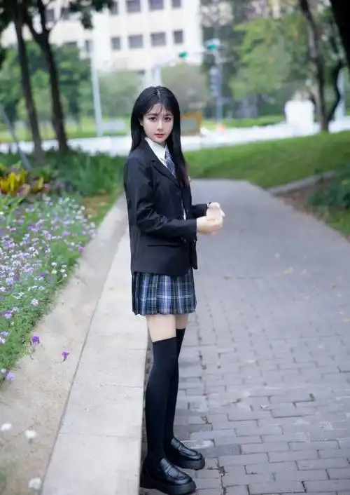 黑色jk制服百褶裙,妩媚漫步,修长美腿勾勒时尚之美!_青春_女性_丝袜