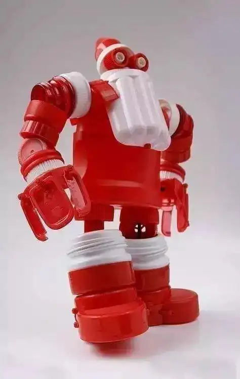 小男孩的最爱,把塑料瓶重新注上新的生命一样,成为小孩的玩具塑料瓶