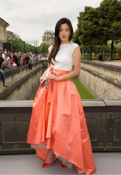 林志玲同框全智贤7岁之差如隔代一个像阔太一个还似小姑娘