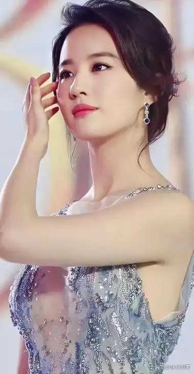 她是中国著名女演员刘亦菲,原籍湖北武汉,出生于1987年.