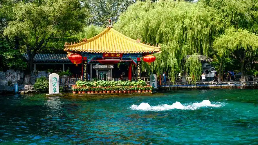 4年前,趵突泉陷入舆论风波:被质疑装了水管水泵,究竟装没装?