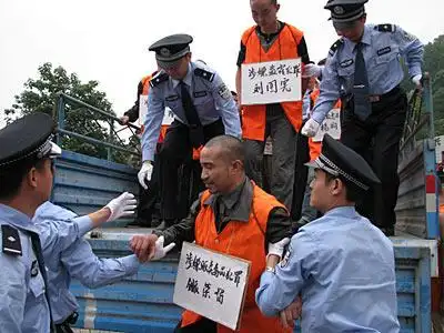 大会对34名涉案犯罪嫌疑人进行公开逮捕,对7名罪犯进行公开2007年6月