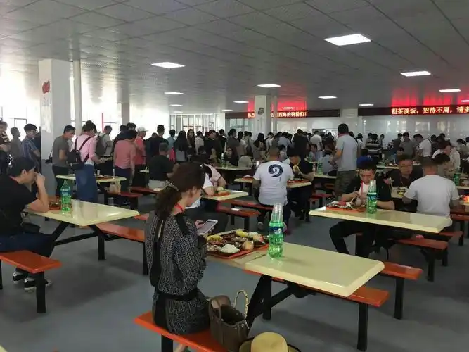 500铜粉在工厂食堂用餐