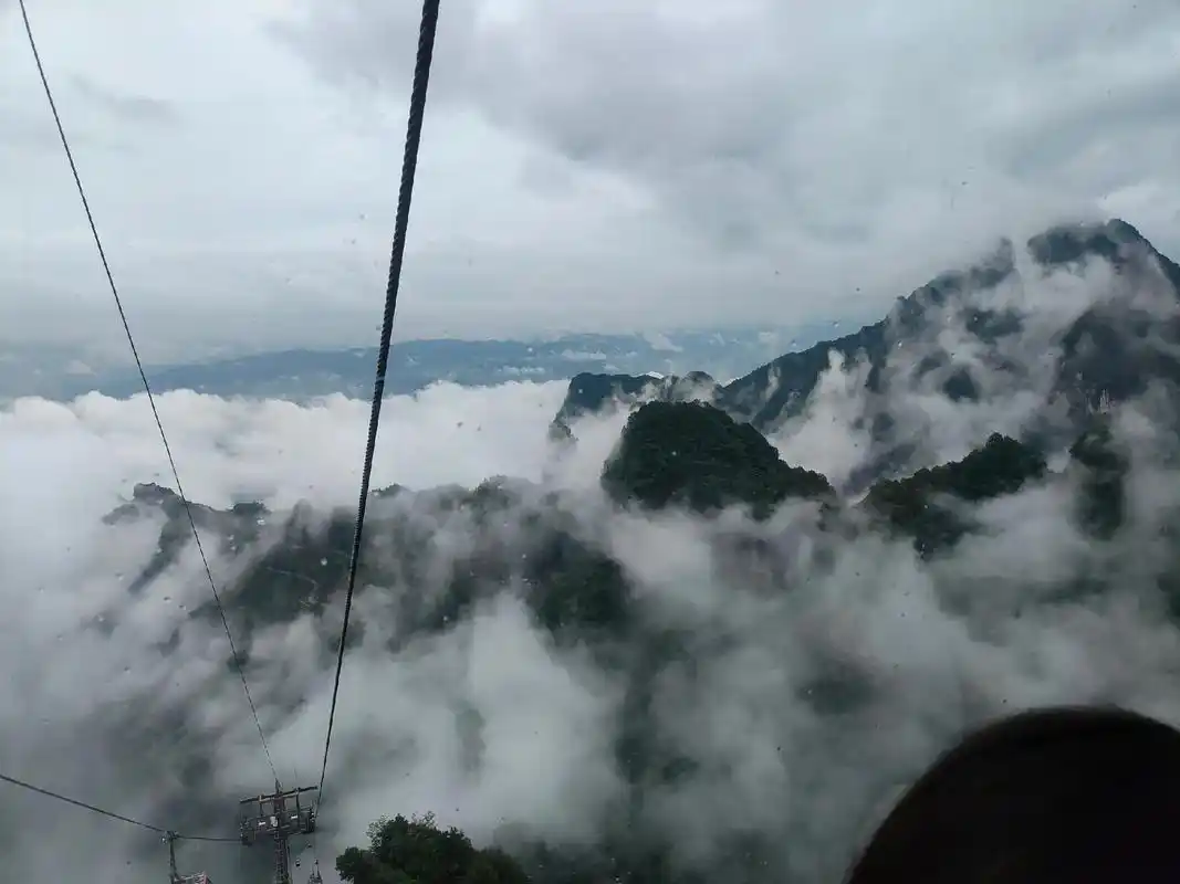 天悬栈道,天揽神游.天洞触手可及,只在一步之间.张家界天门山 - 抖音