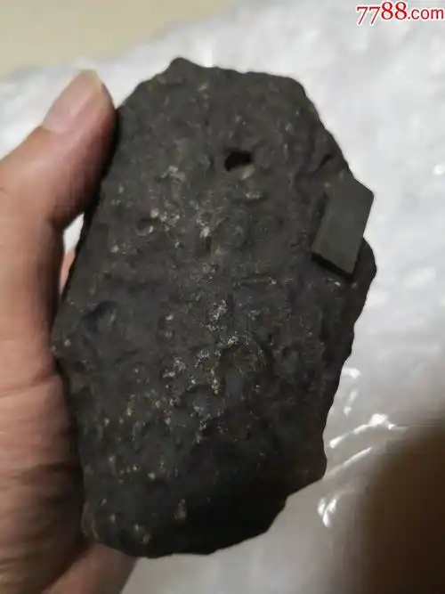 a新疆碳质球粒石铁陨石陨铁1317克