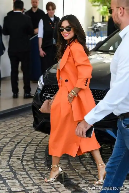 街拍伊娃朗格利亚橘色西装搭胸衣七分裤