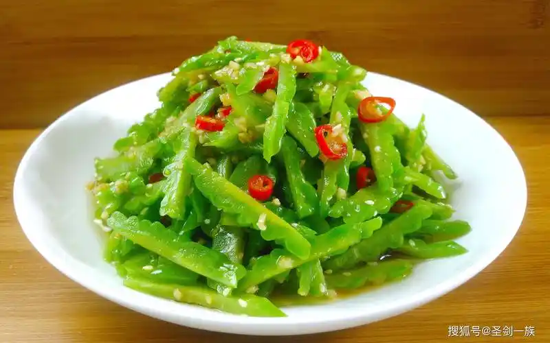 凉拌苦瓜8. 最后,撇去表面的油脂,出锅前撒上胡椒粉增香.7.