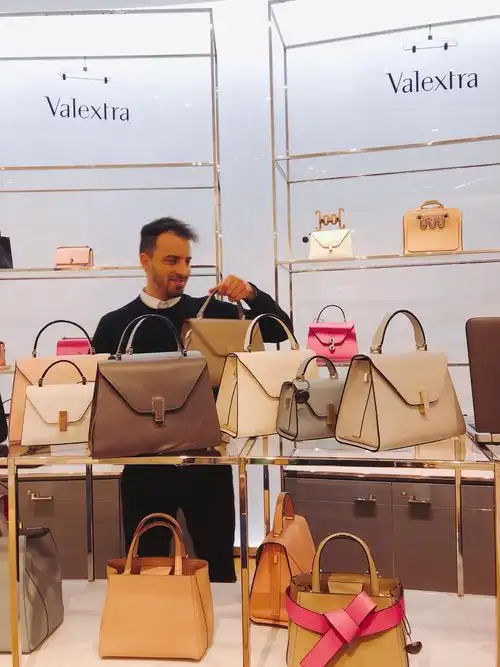 专门为了valextra这个有意大利爱马仕之称的牌子,还有一家专柜在