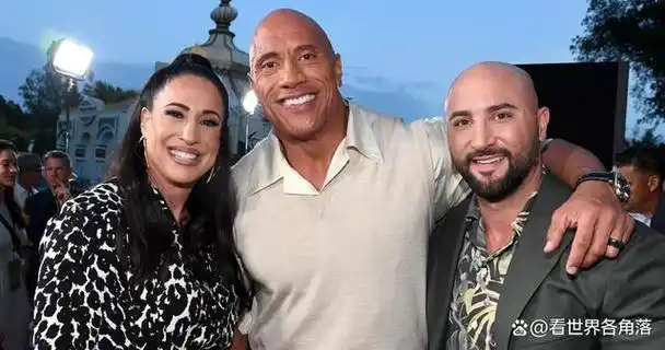 当巨石强森还只是个默默无闻的摔跤手时,他与丹尼·加西亚正在一起