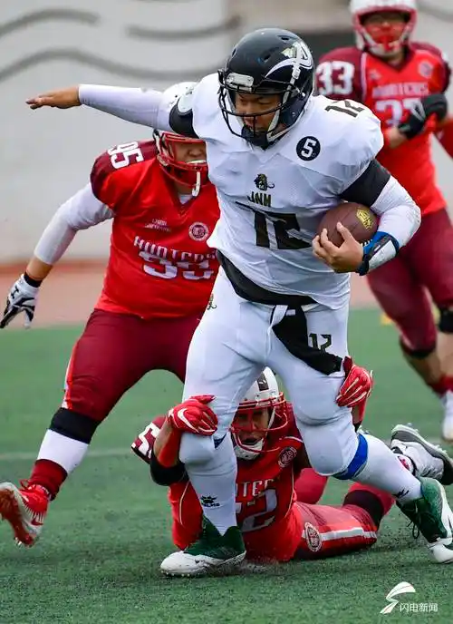 济南有支美式橄榄球队今天赢得联赛开门红