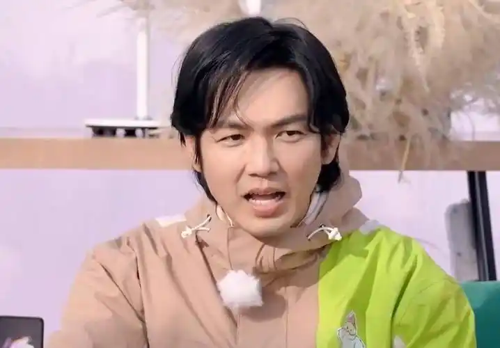 47岁钟汉良参加新综艺,脸部又肿又僵不自然,医美后遗症恐出现_明星